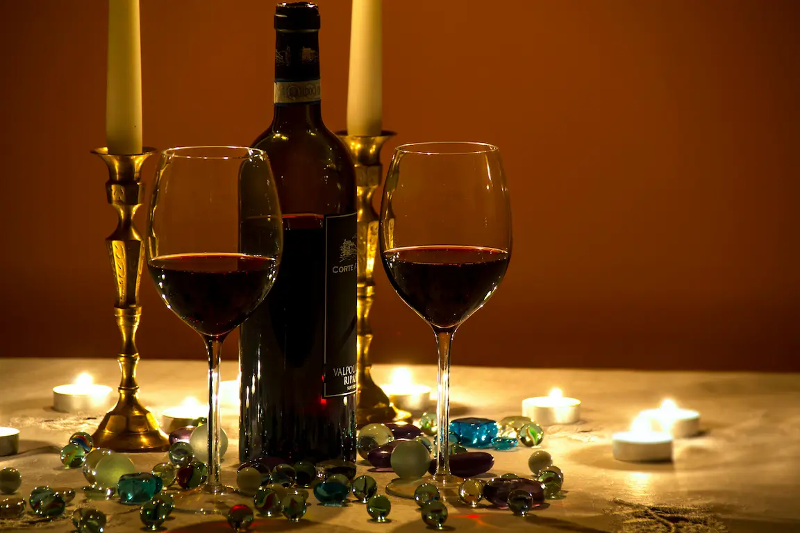 Julebord med vin og glassæt